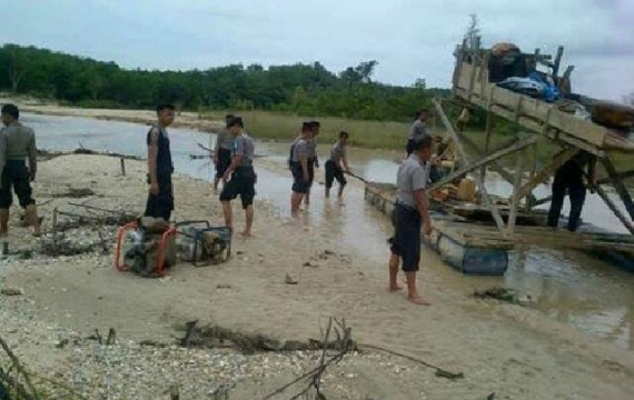 Polisi Musnahkan 11 Rakit Penambang Emas Ilegal 